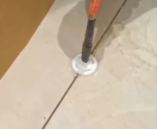 嘉兴瓷砖空鼓维修公司专业解答瓷砖在铺贴过程中，如果没有涂抹均匀到位的粘结材料（如水泥砂浆或瓷砖胶），可能会导致以下问题